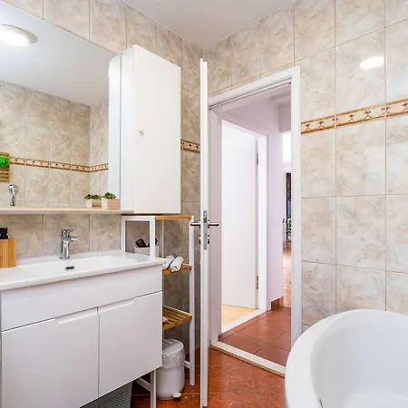 Doma - Two Bedroom With Terrace 아파트 챠브타트