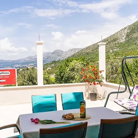 아파트 Doma - Two Bedroom With Terrace