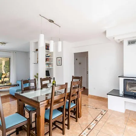 Doma - Two Bedroom With Terrace 아파트 챠브타트