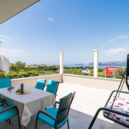아파트 Doma - Two Bedroom With Terrace