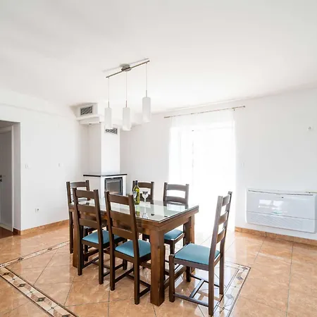 Doma - Two Bedroom With Terrace 아파트 챠브타트